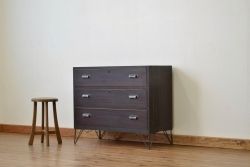レトロ家具　昭和レトロ 古い木の鉄脚付き3杯引き出しローボード(箪笥・アイアンチェスト)
