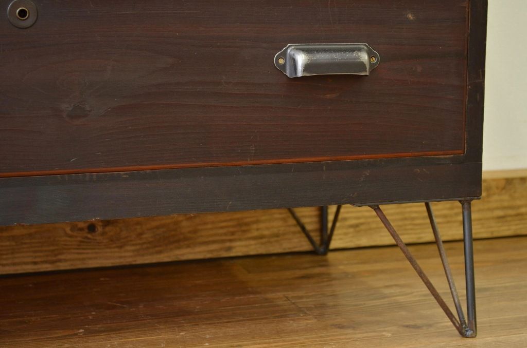 レトロ家具 昭和レトロ 古い木の鉄脚付き3杯引き出しローボード
