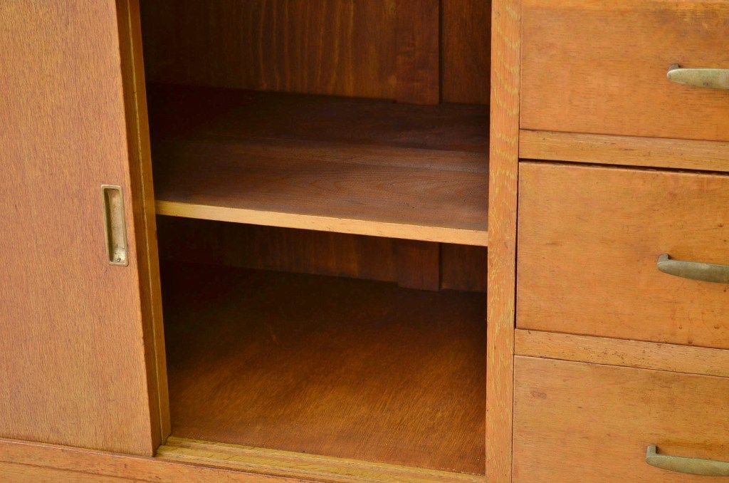 レトロ家具　昭和レトロ 古いナラ材の作業台付き食器棚(アンティーク収納棚)
