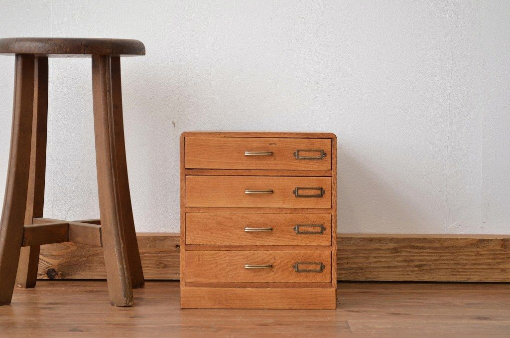 レトロ家具　昭和レトロ ナラ材の上質な小ぶり4杯小引き出し(アンティーク)