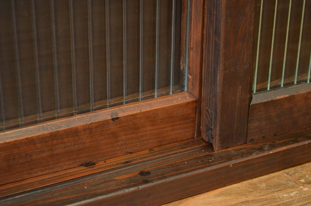 アンティーク家具　古い木のモールガラス入り置床(収納棚・ローボード)