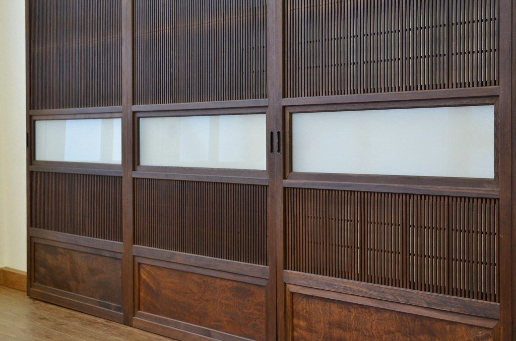 古民具・骨董 細格子の素敵な腰板欅の上質な裏障子付き格子戸4枚セット