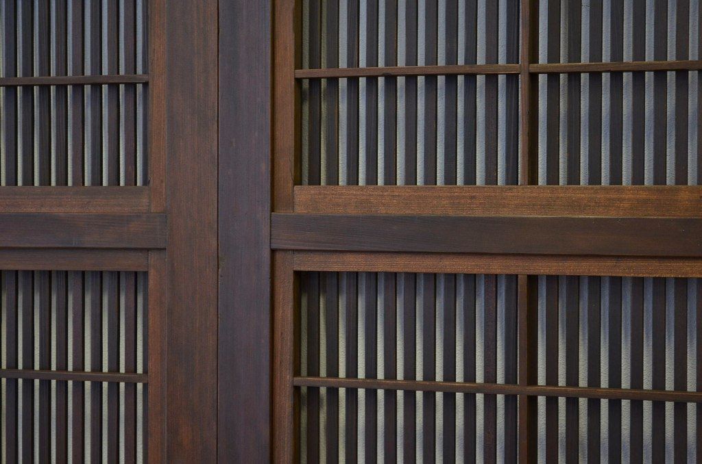 古民具・骨董 細格子の素敵な腰板欅の上質な裏障子付き格子戸4枚セット