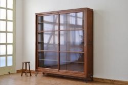 アンティーク家具　1960年代特大薄型収鉄脚納棚(アイアン・陳列棚・ショーケース・ガラスケース)