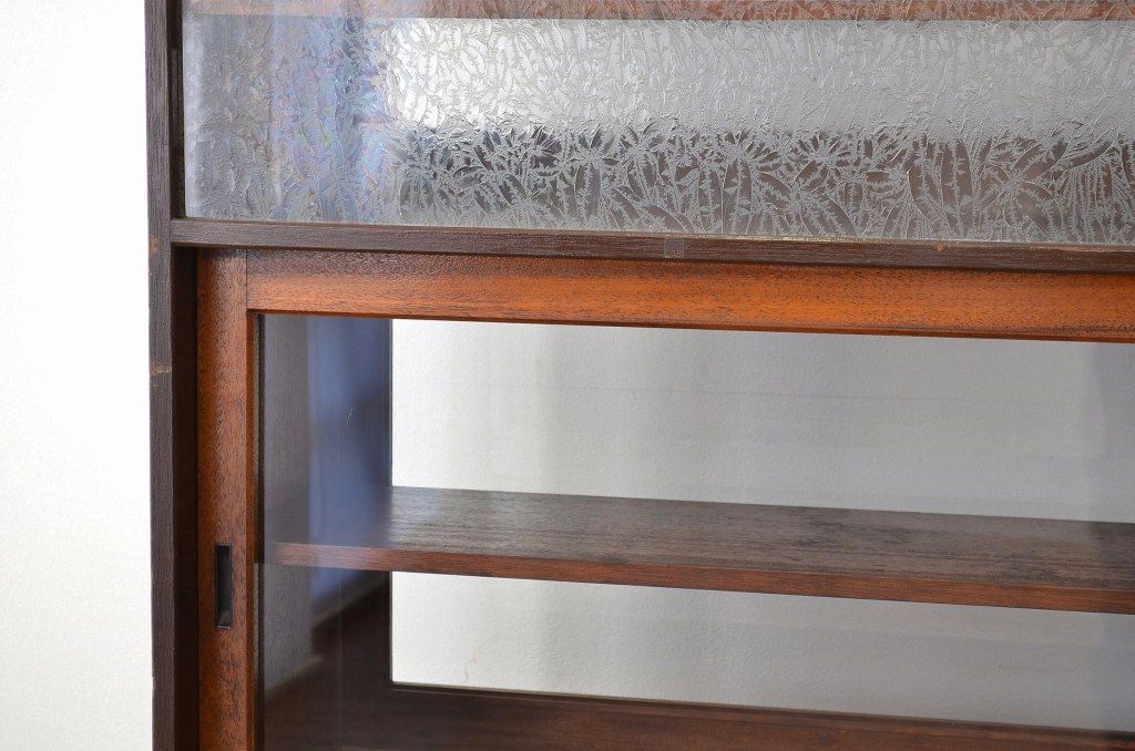 レトロ家具　昭和レトロ 結霜ガラス入り特大両面収納棚 引き出し付き(陳列棚・ショーケース・ガラスケース)