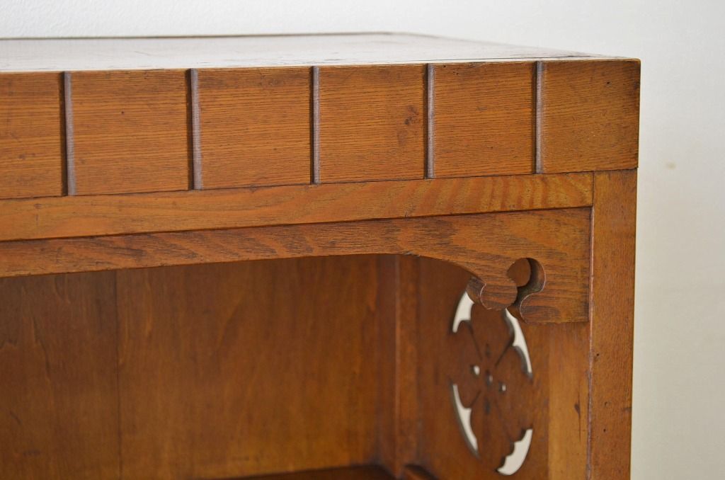 アンティーク家具　大正ロマン　ナラ材の上質な作りの透かし彫り本箱