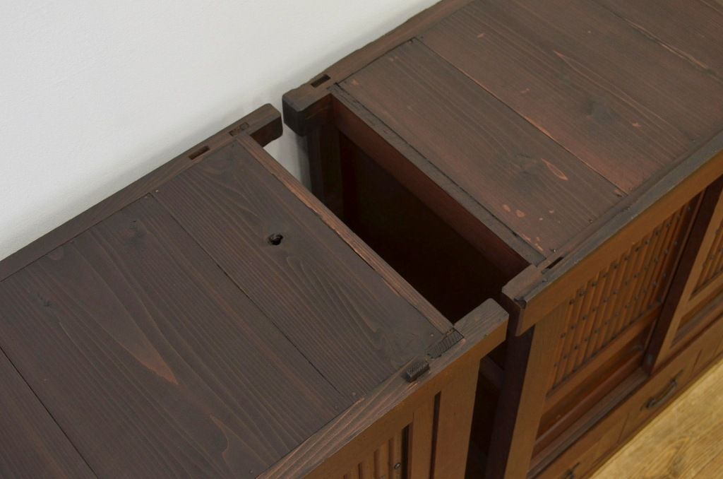 アンティーク家具　古民具・骨董　丸桟引き戸の重厚な四尺水屋箪笥(タンス、食器棚)
