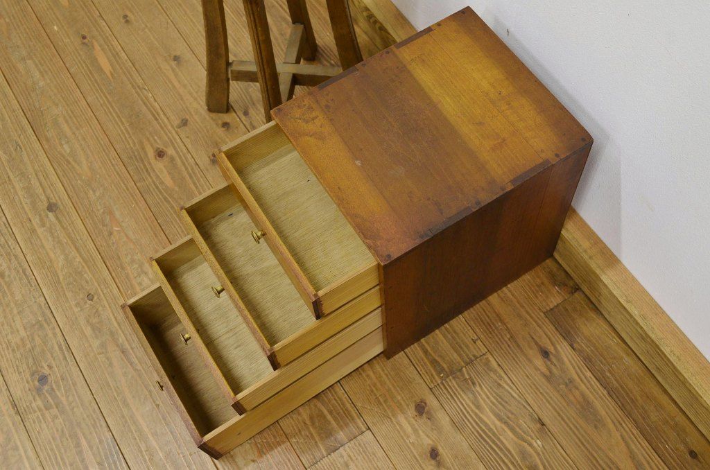 レトロ家具　昭和レトロ 小ぶりでシンプルな4杯小引き出し