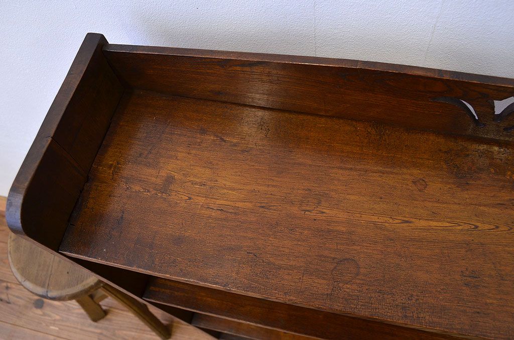 レトロ家具　昭和レトロ　栓無垢材の透かし彫り本棚(飾り棚)