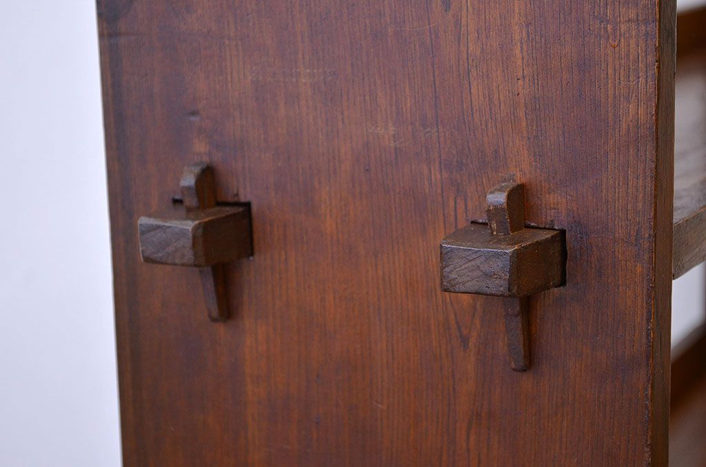 レトロ家具　昭和レトロ　栓無垢材の透かし彫り本棚(飾り棚)
