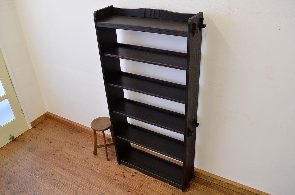レトロ家具　昭和レトロ　大振りでシックな縦型の本棚(飾り棚)
