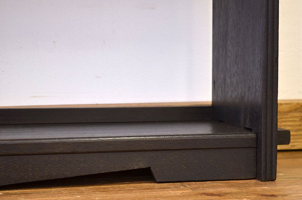 レトロ家具　昭和レトロ　大振りでシックな縦型の本棚(飾り棚)