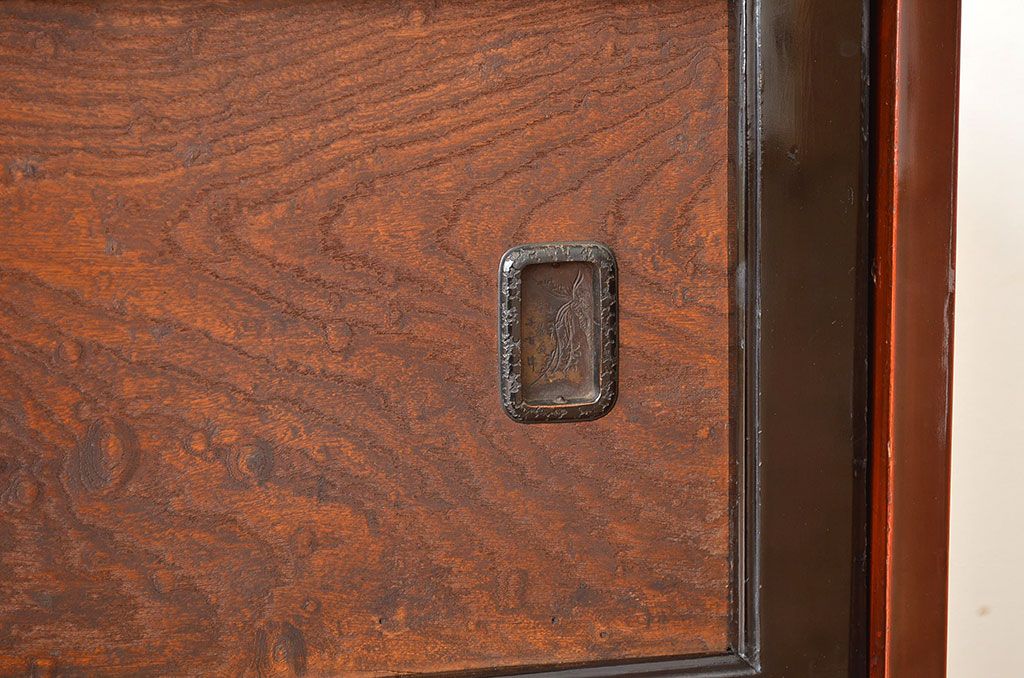 アンティーク家具　古民具・骨董　希少な漆溜塗りの玉杢引き戸時代箪笥?(ローボードチェスト)