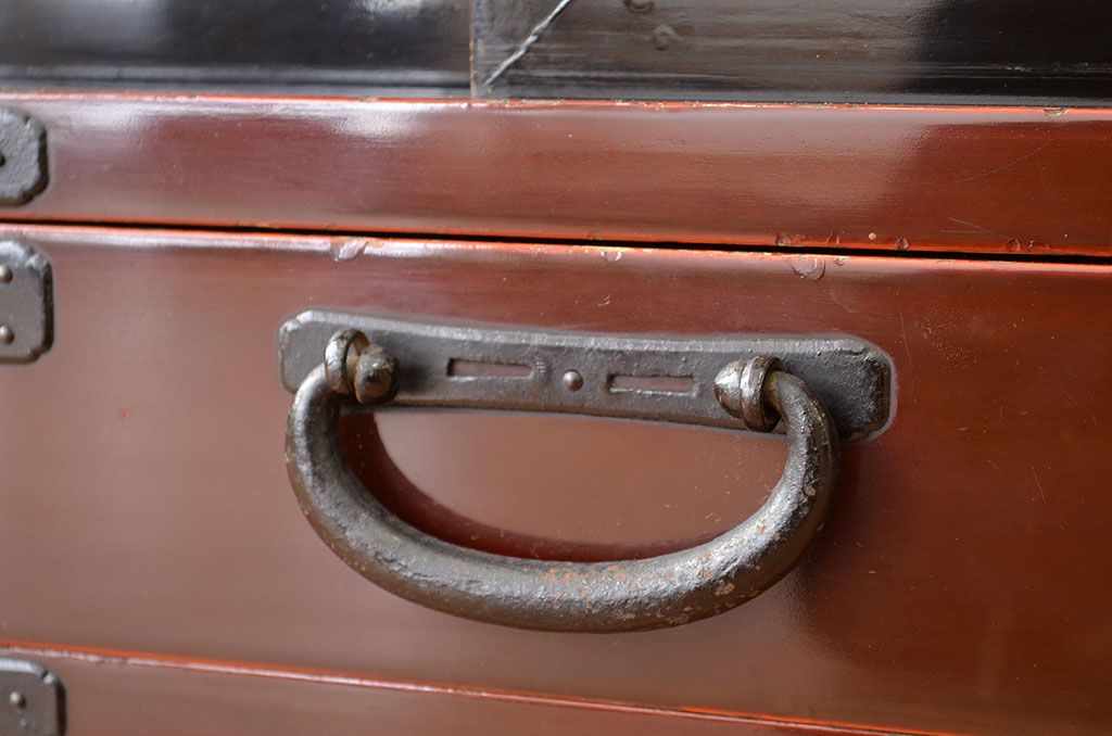 アンティーク家具　古民具・骨董　希少な漆溜塗りの玉杢引き戸時代箪笥?(ローボードチェスト)