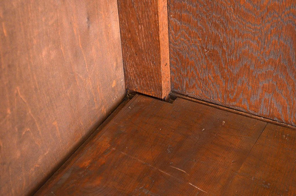 アンティーク家具　◇重厚なナラ材の大型引き出し重ね収納棚(食器棚)