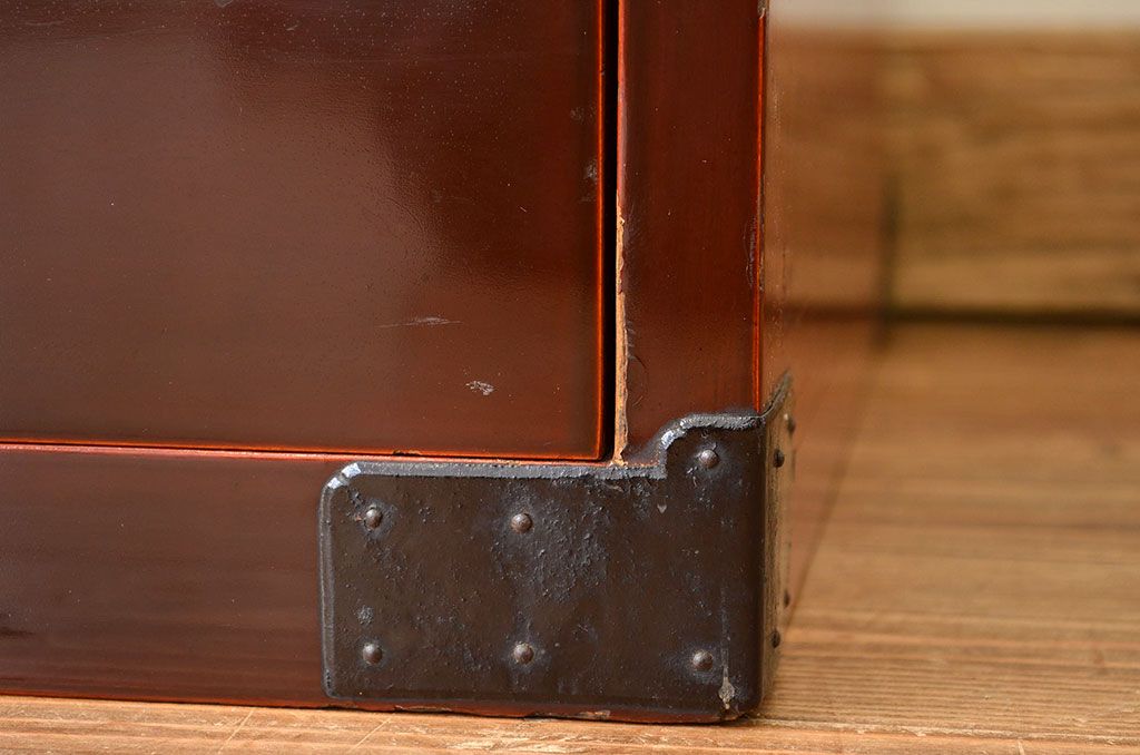 アンティーク家具　古民具・骨董　希少な漆塗りの玉杢引き戸時代箪笥?(ローボードチェスト)