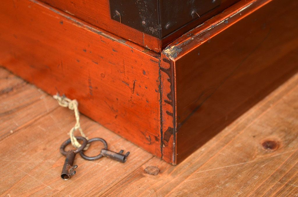 アンティーク家具　古民具・骨董　希少な合わせ一間　漆留塗時代箪笥(夫婦箪笥)