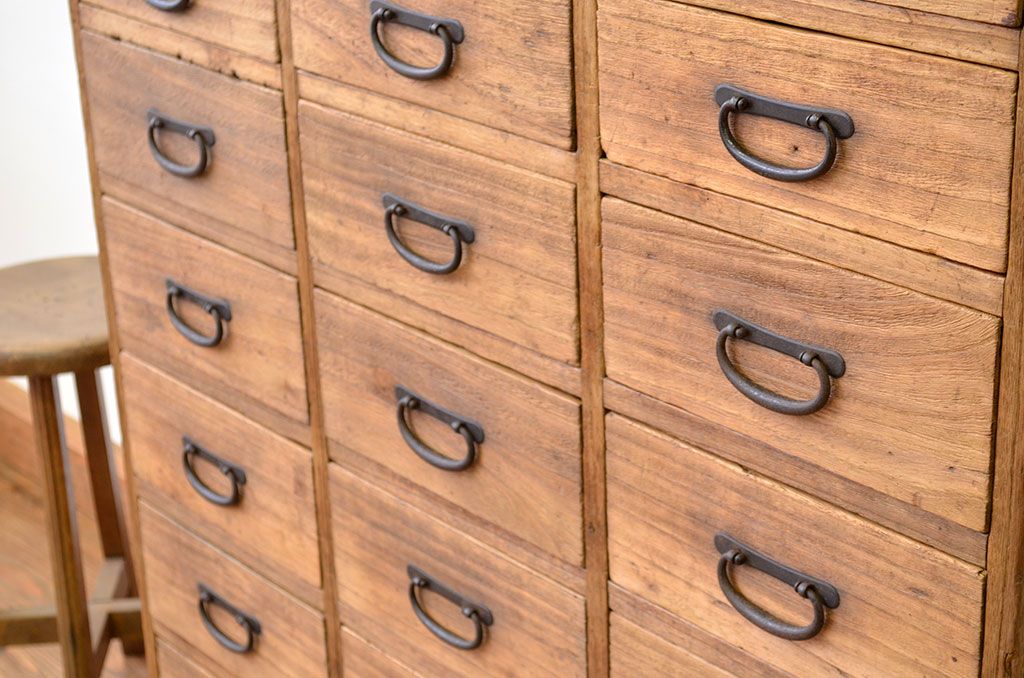 アンティーク家具　使い込まれた　薬箪笥(チェスト、引き出し)