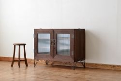 アンティーク家具　鉄脚の観音開き　アンティークローボード
