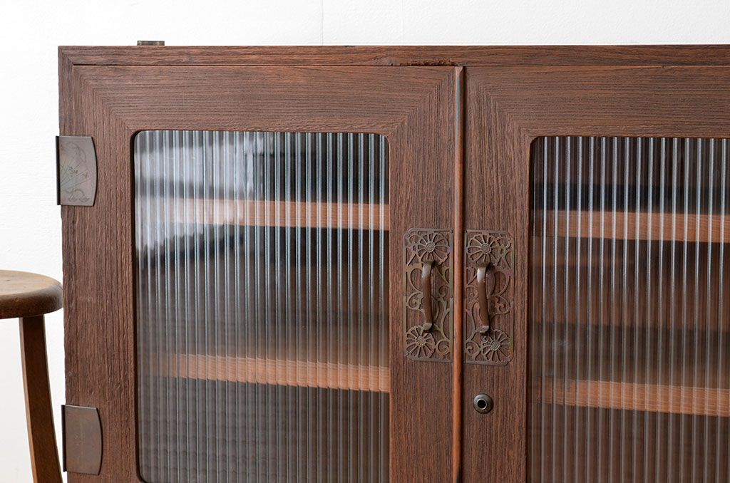 アンティーク家具　鉄脚の観音開き　アンティークローボード