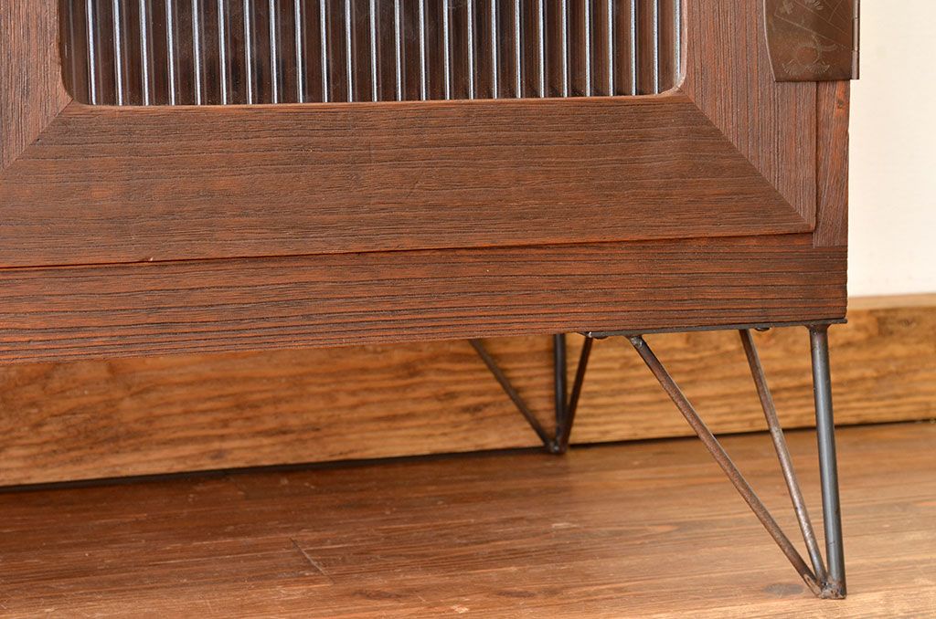 アンティーク家具　鉄脚の観音開き　アンティークローボード