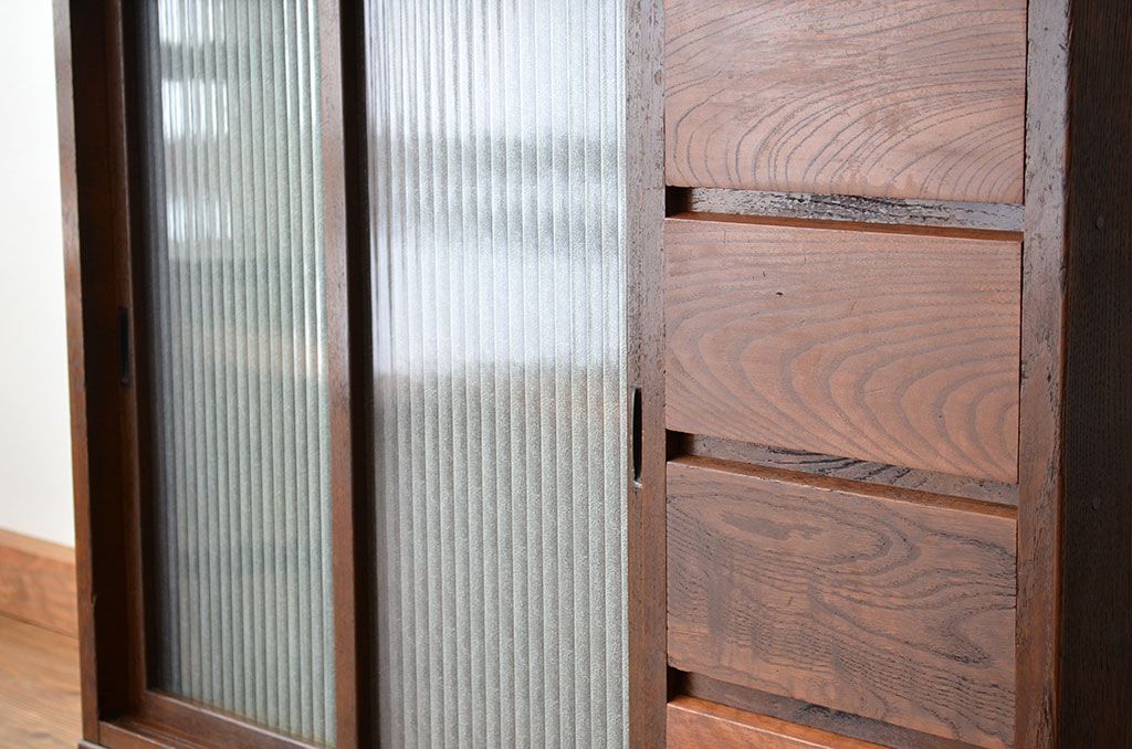 レトロ家具　昭和レトロ　モールガラスのシックな二段重ね食器棚(収納棚)