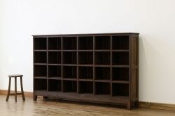 アンティーク家具　素敵な雰囲気!脚付きアンティーク下駄箱(マス目棚)