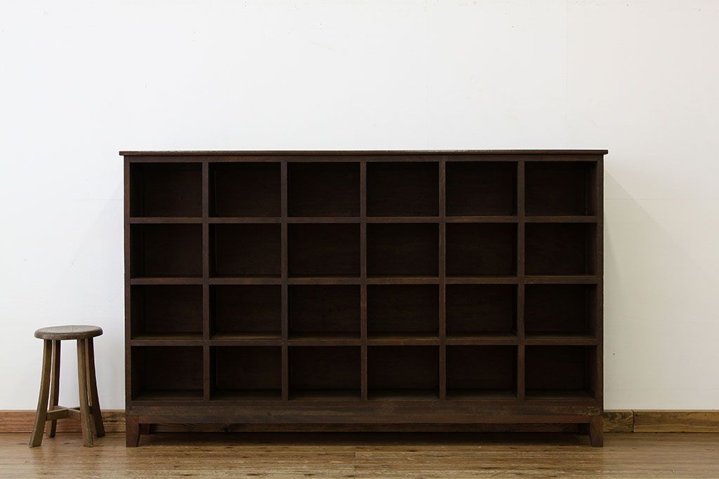 アンティーク家具　素敵な雰囲気!脚付きアンティーク下駄箱(マス目棚)