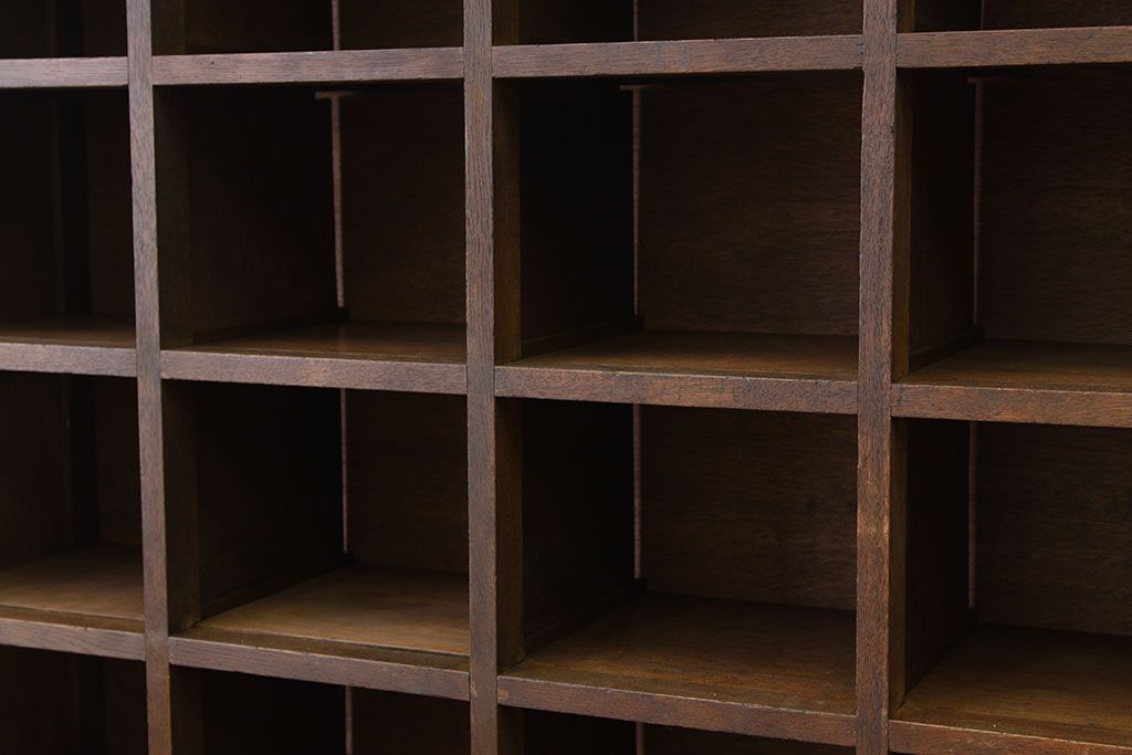 アンティーク家具　素敵な雰囲気!脚付きアンティーク下駄箱(マス目棚)