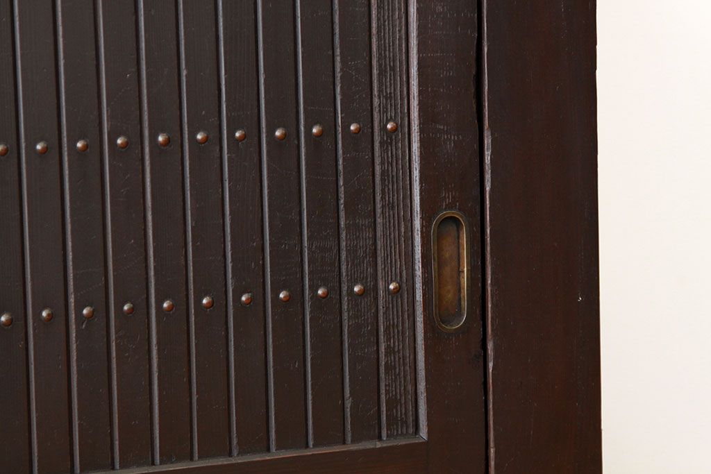 アンティーク家具　古民具・骨董　重厚な縦桟引き戸の四尺水屋箪笥(サイドボード)