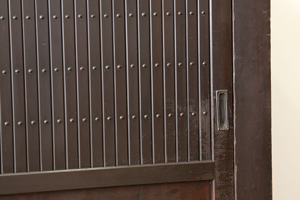 アンティーク家具　古民具・骨董　シックな縦桟引き戸の四尺水屋箪笥(サイドボード)v