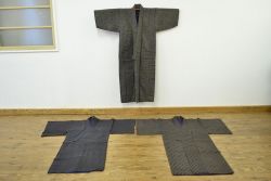 アンティーク雑貨　○古い木綿着物　3点(縦縞、絣　古布材料)