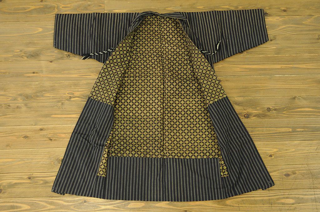 アンティーク家具　○古い木綿着物　4点(絣古布材料)