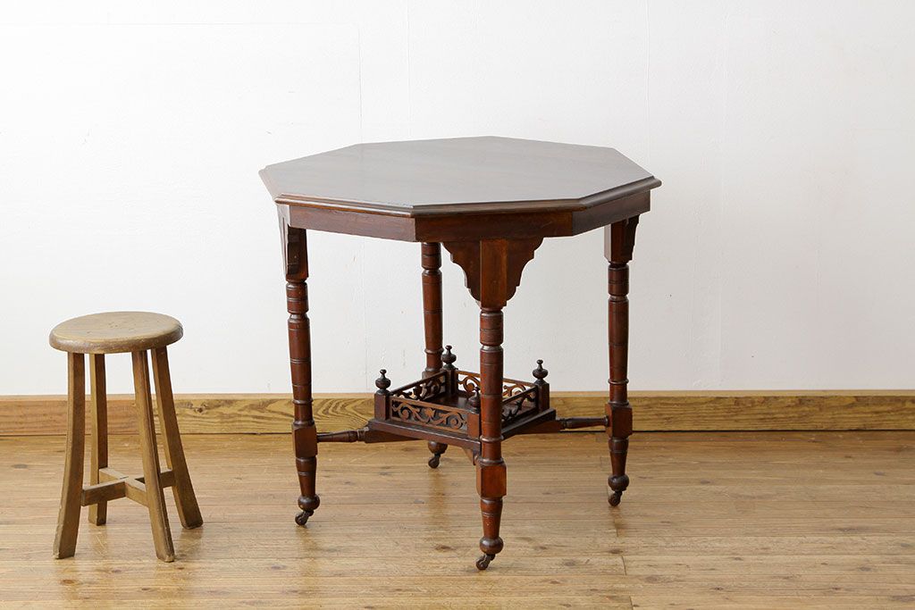 アンティーク家具　イギリスアンティーク　オクタゴンカフェテーブル(コーヒーテーブル)