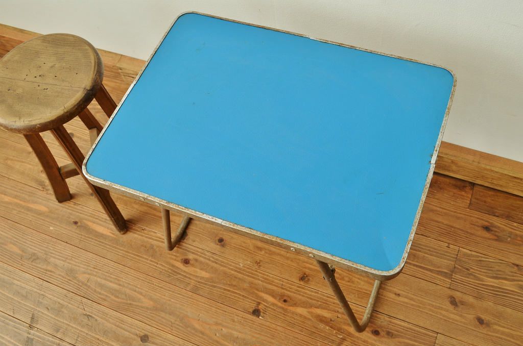 レトロ家具　昭和レトロ 鉄脚の折り畳みテーブル(鉄足、机、在宅ワーク、在宅用テーブル、作業台、デスク、アイアン)