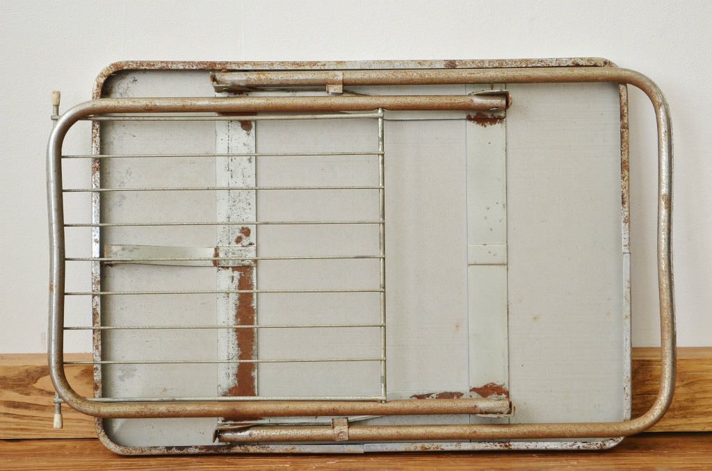レトロ家具　昭和レトロ 鉄脚の折り畳みテーブル(鉄足、机、在宅ワーク、在宅用テーブル、作業台、デスク、アイアン)