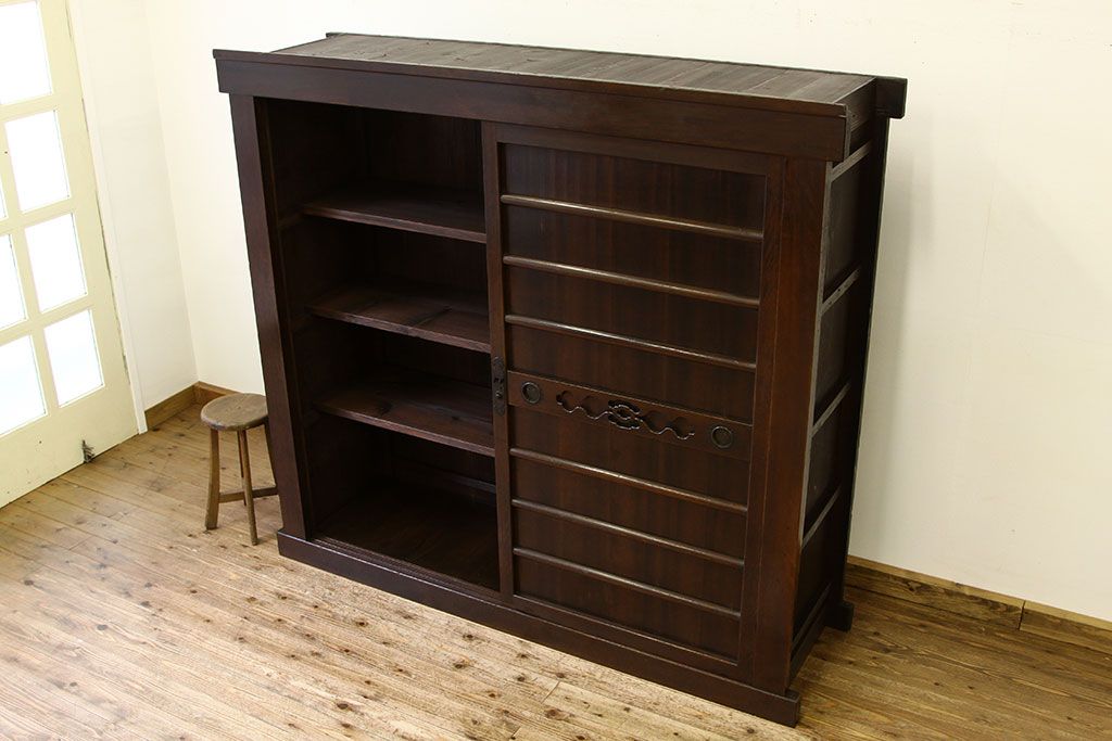 アンティーク家具　六尺　重厚な舞良引き戸の一間水屋箪笥(収納箪笥、下駄箱、食器棚、収納棚)