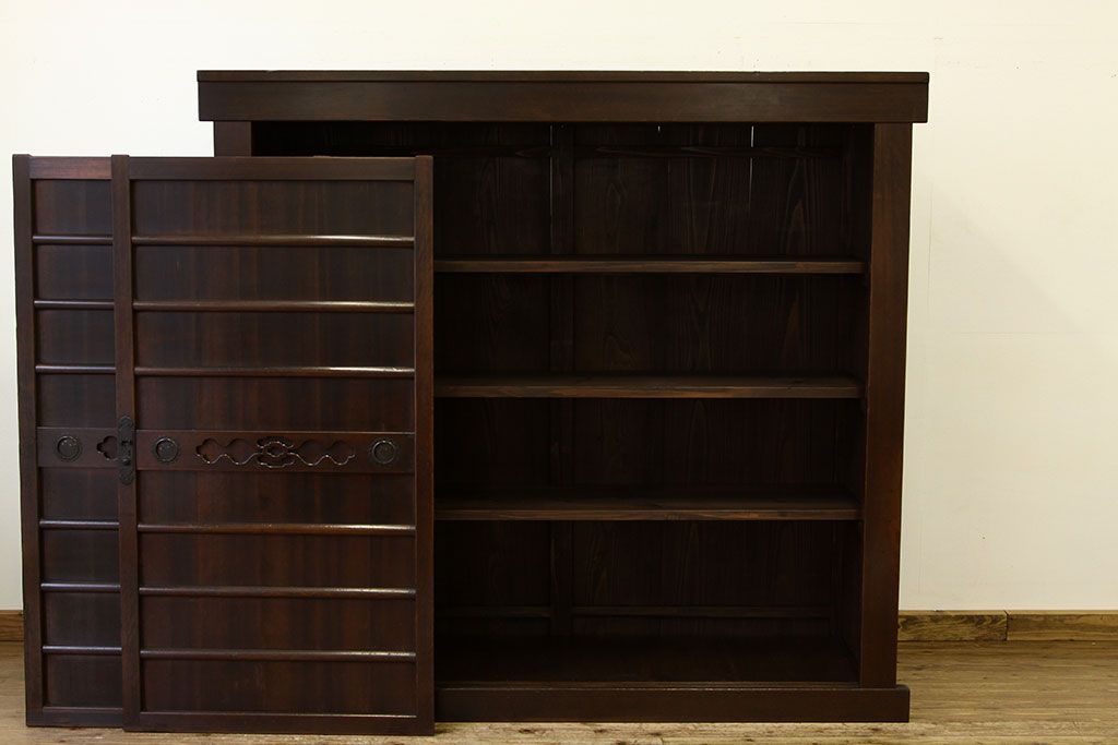 アンティーク家具　六尺　重厚な舞良引き戸の一間水屋箪笥(収納箪笥、下駄箱、食器棚、収納棚)