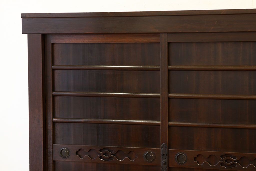 アンティーク家具　六尺　重厚な舞良引き戸の一間水屋箪笥(収納箪笥、下駄箱、食器棚、収納棚)