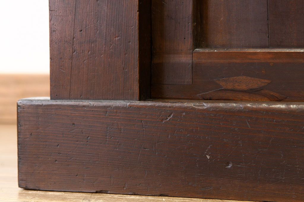 アンティーク家具　六尺　重厚な舞良引き戸の一間水屋箪笥(収納箪笥、下駄箱、食器棚、収納棚)