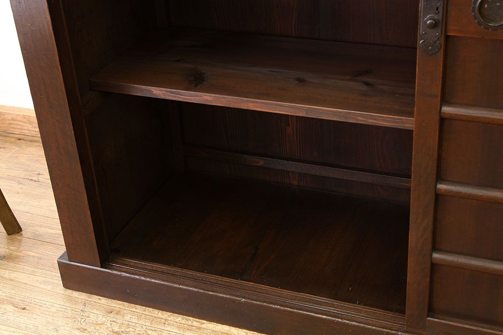 アンティーク家具　六尺　重厚な舞良引き戸の一間水屋箪笥(収納箪笥、下駄箱、食器棚、収納棚)