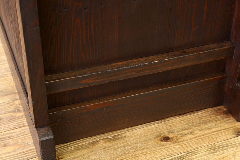 アンティーク家具　六尺　重厚な舞良引き戸の一間水屋箪笥(収納箪笥、下駄箱、食器棚、収納棚)