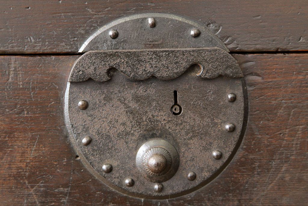 アンティーク家具　古民具・骨董　極厚金具の使い込まれた味わいある重ね美濃帳場箪笥(時代箪笥)