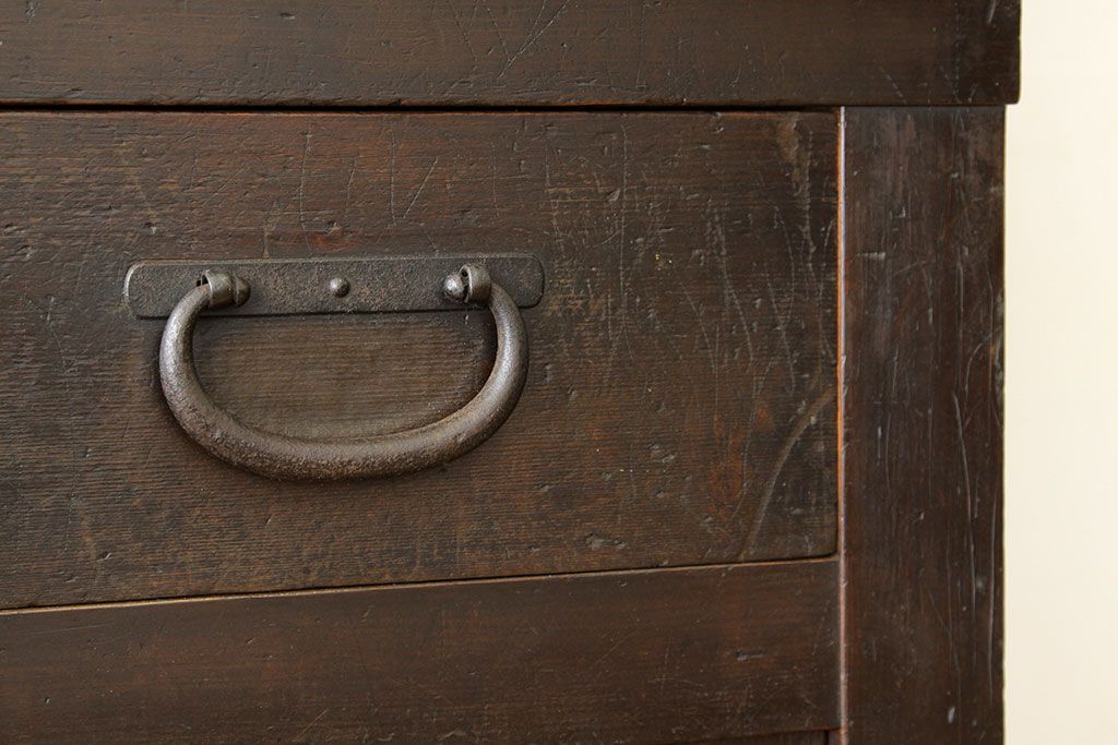 アンティーク家具　古民具・骨董　極厚金具の使い込まれた味わいある重ね美濃帳場箪笥(時代箪笥)