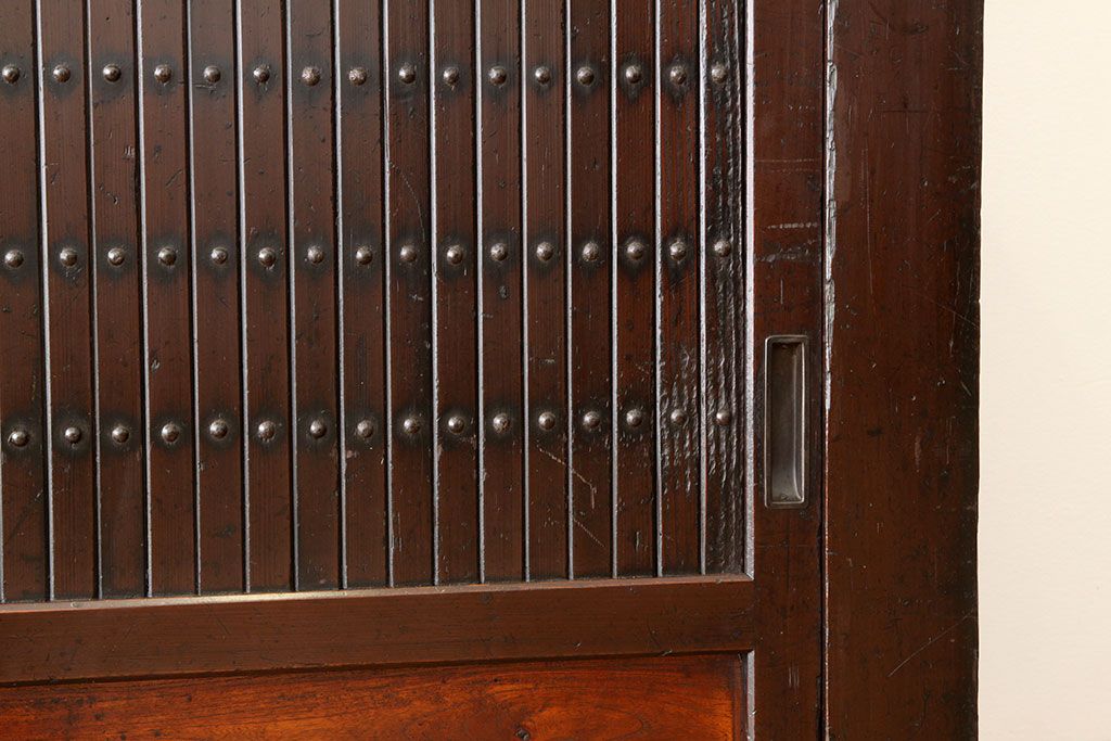 アンティーク家具　古民具・骨董　使い込まれた重厚な水屋箪笥サイドボード(収納棚)
