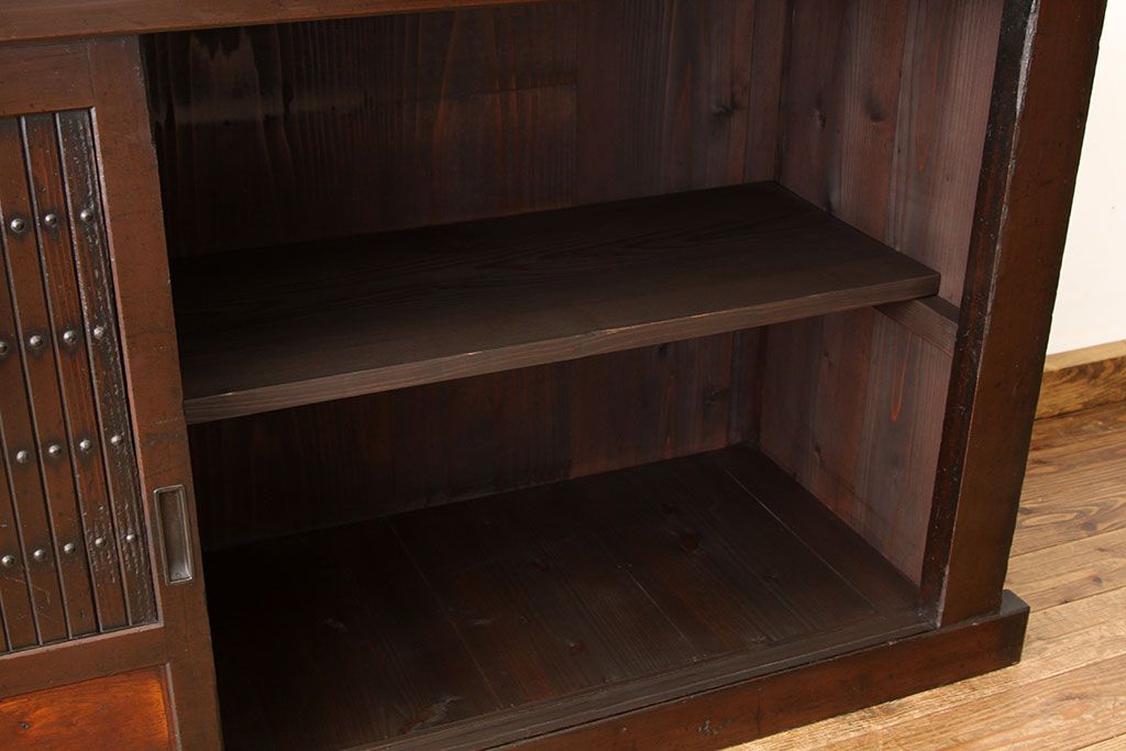 アンティーク家具　古民具・骨董　使い込まれた重厚な水屋箪笥サイドボード(収納棚)