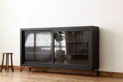 レトロ家具　昭和レトロ　黒いペイントの鉄脚付収納棚
