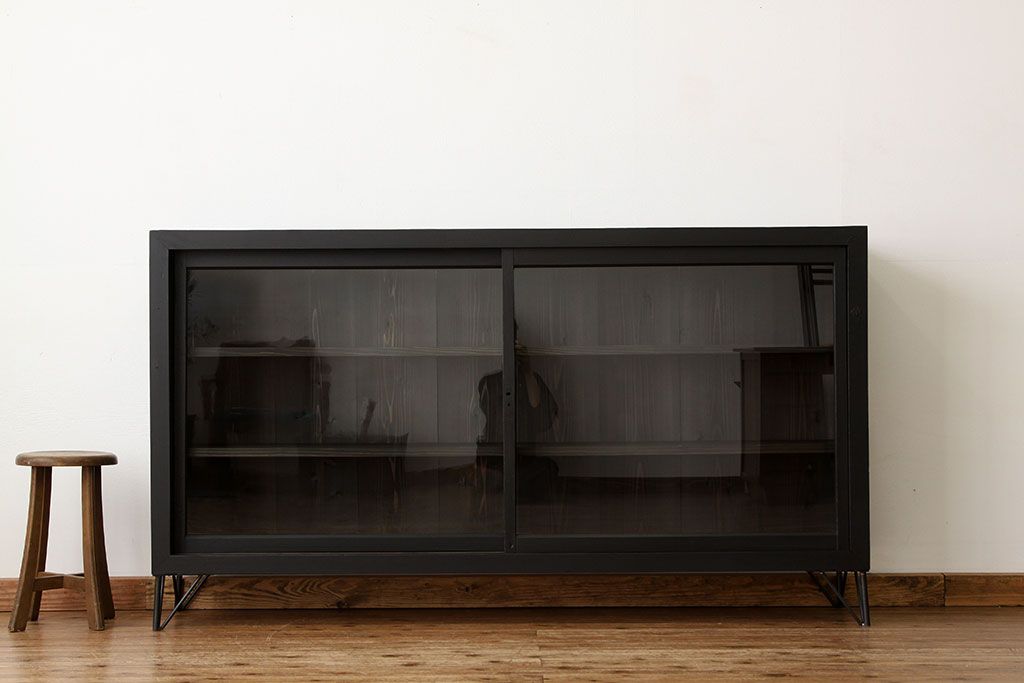 レトロ家具　昭和レトロ　黒いペイントの鉄脚付収納棚