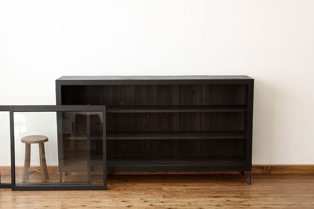 レトロ家具　昭和レトロ　黒いペイントの鉄脚付収納棚