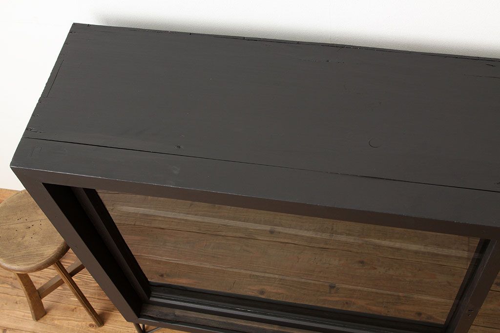 レトロ家具　昭和レトロ　黒いペイントの鉄脚付収納棚